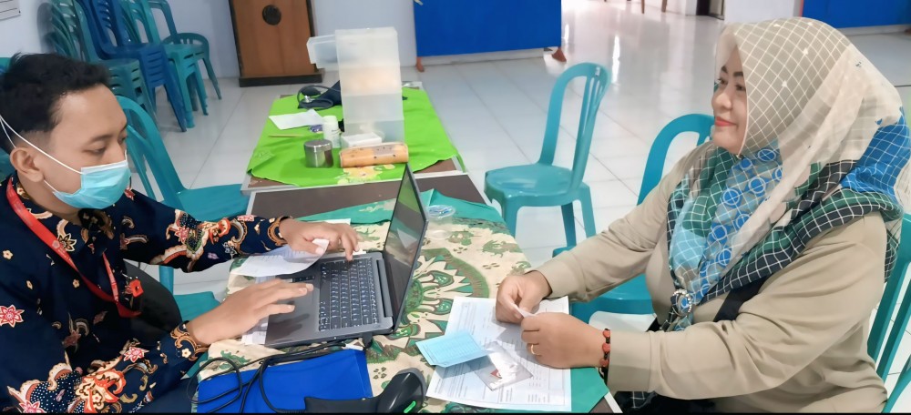 Emy Sulistyowati saat di cek 